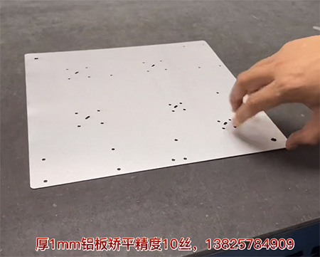 高精密的薄鋁板整平機(jī)怎么校平的，平整度10絲？</a>